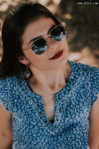 戴墨镜的女孩图片大全