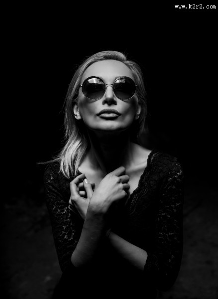 戴墨镜的女孩图片大全