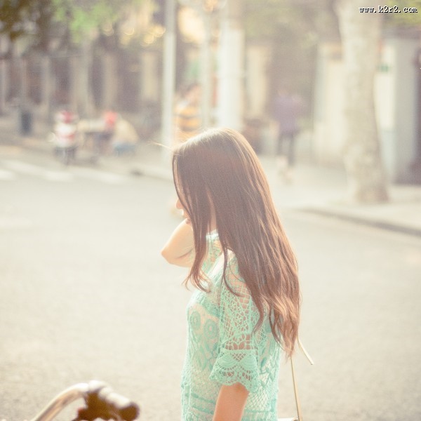 女孩飘逸的秀发图片