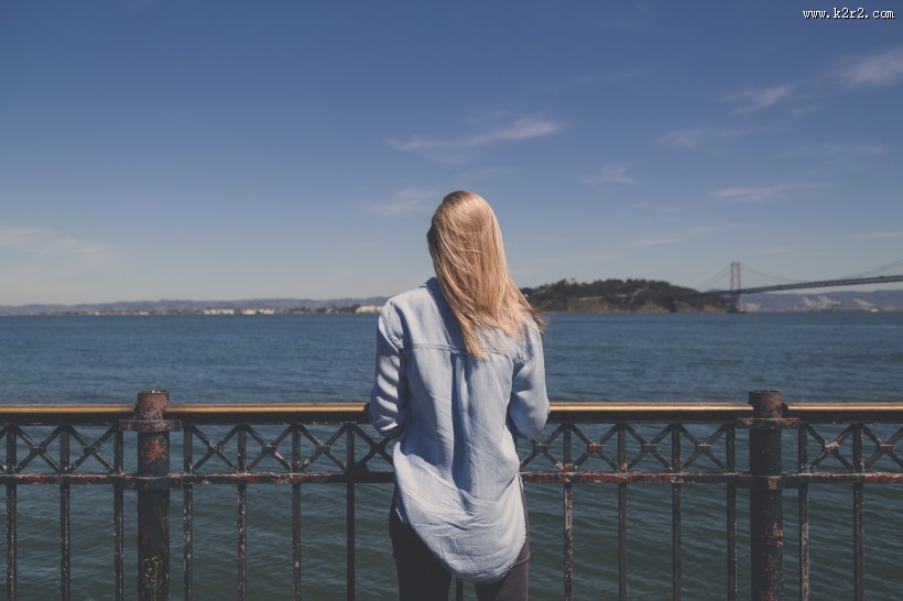 女孩飘逸的秀发图片