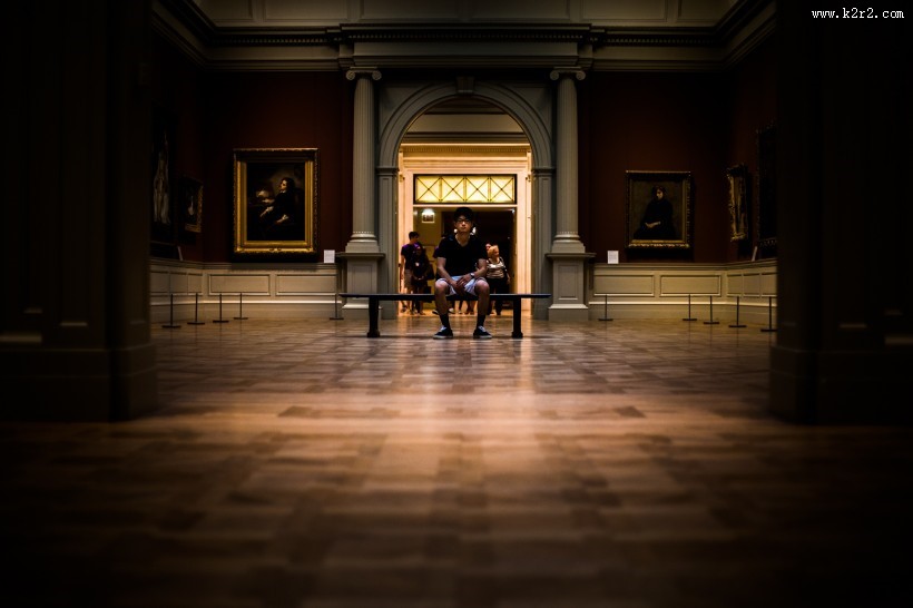 参观画展的人图片