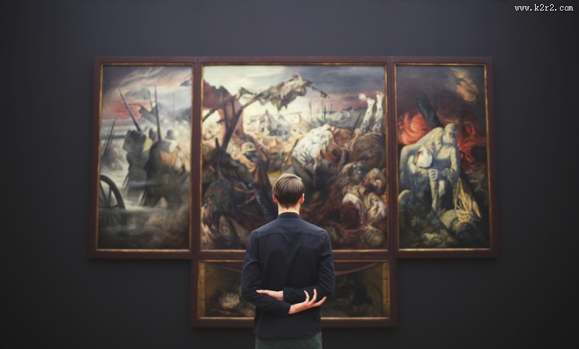 参观画展的人图片