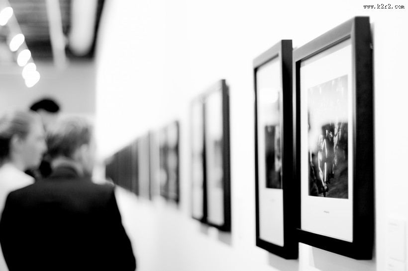 参观画展的人图片