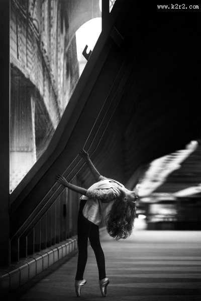 跳舞的女孩图片