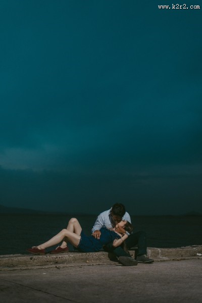 接吻的甜蜜恋人图片