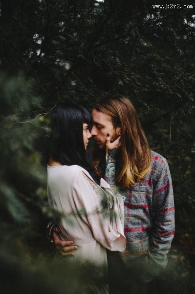 接吻的甜蜜恋人图片