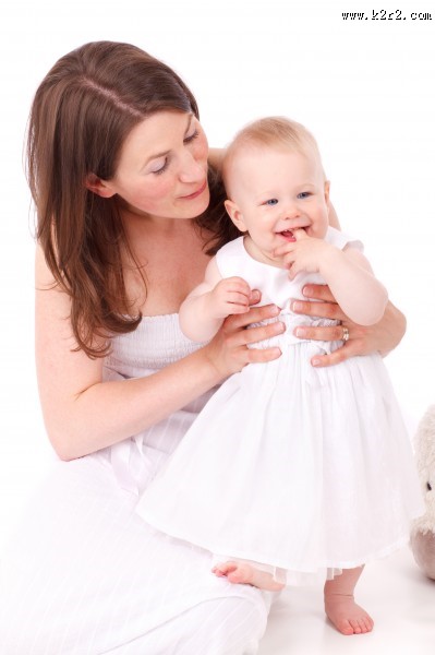 父母身旁的婴儿图片