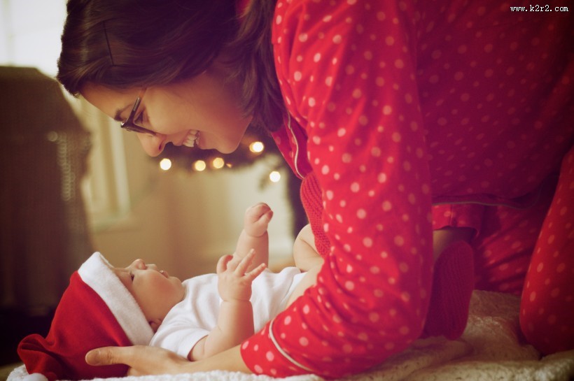 父母身旁的婴儿图片