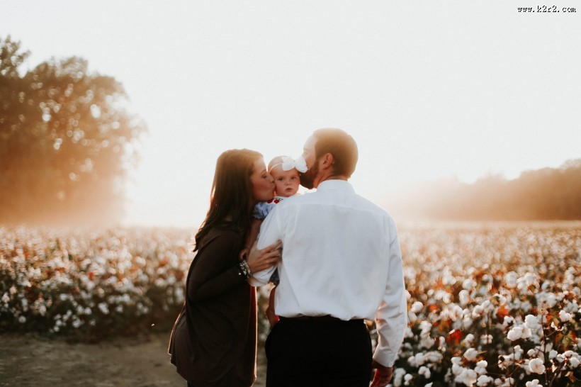 父母身旁的婴儿图片