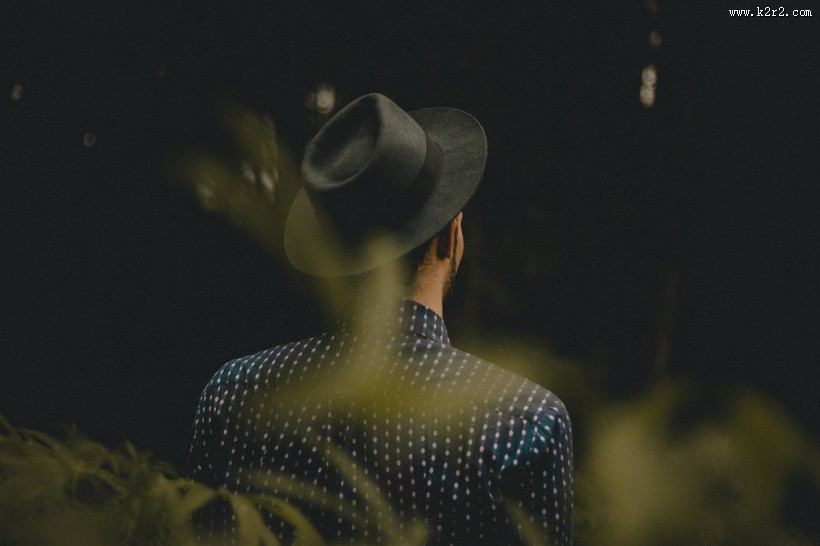 男孩的背影图片