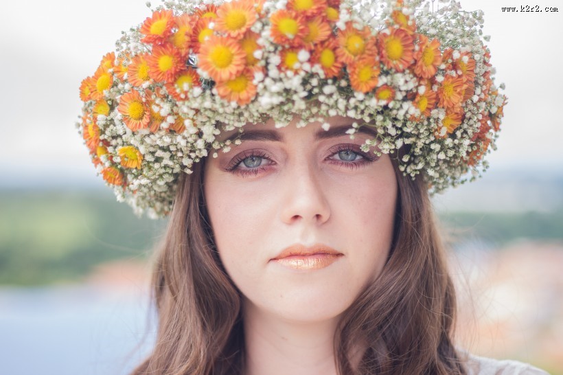 头戴花冠的女孩图片