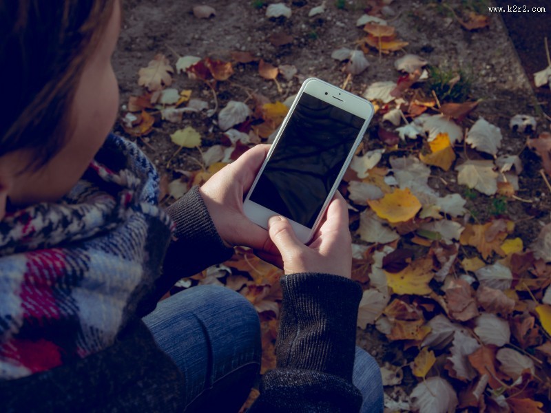 拿着手机的女孩图片