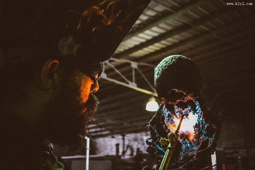 正在电焊的工人图片大全