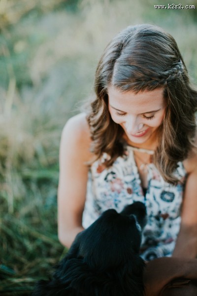 女孩和狗合影图片