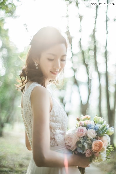 穿着白色婚纱的新娘图片