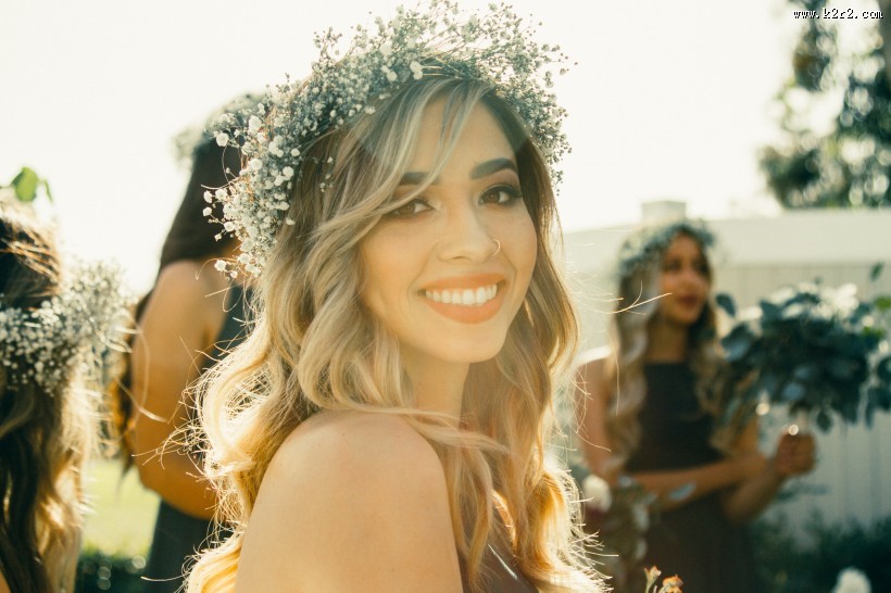 穿着白色婚纱的新娘图片