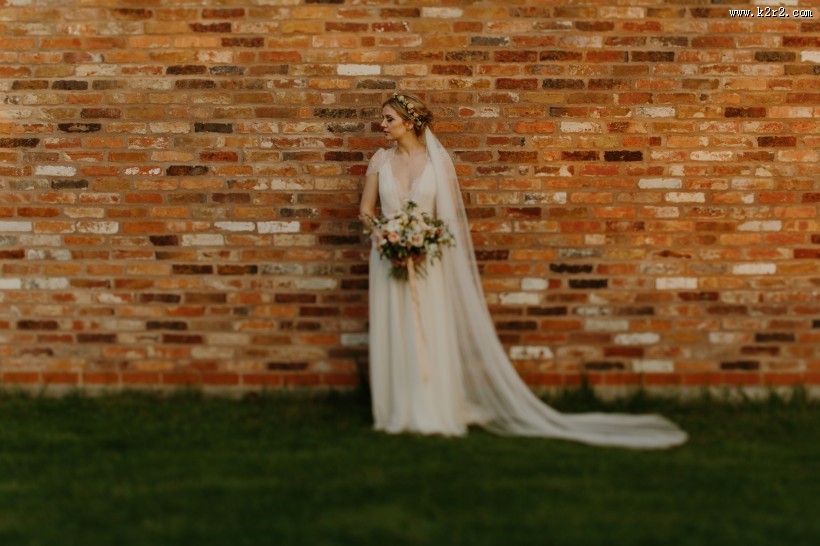 穿着白色婚纱的新娘图片