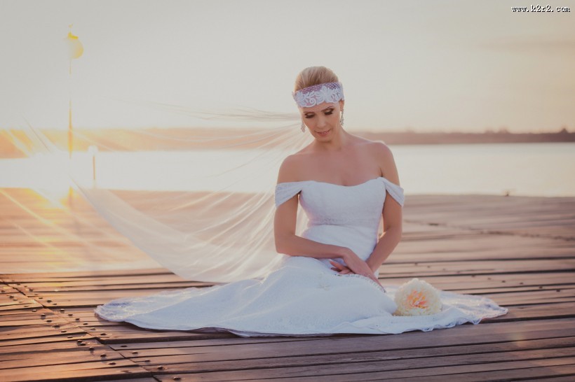 穿着白色婚纱的新娘图片