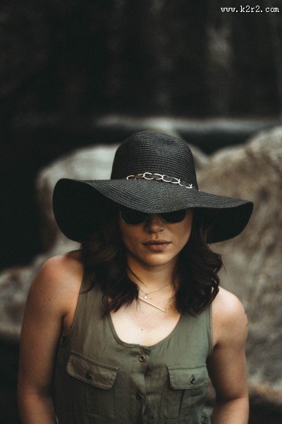 戴黑色礼帽的女士图片