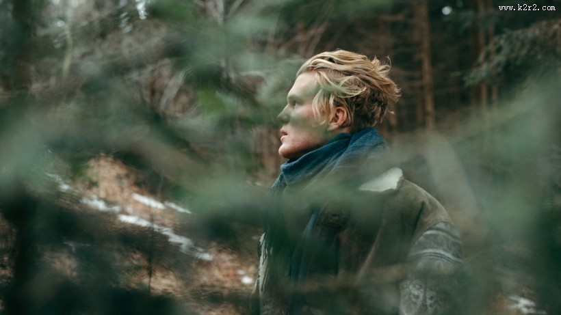 戴着围巾的男子图片