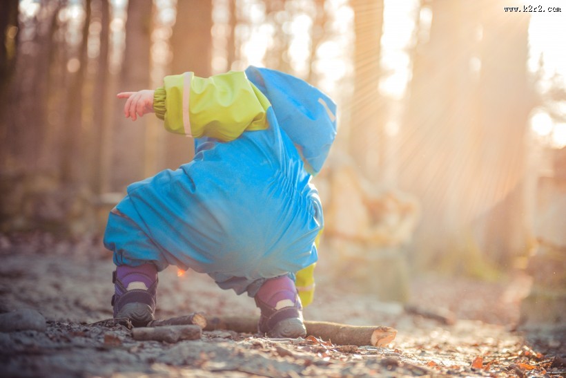 可爱儿童的背影图片