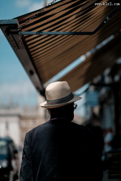 戴帽子的时尚青年图片