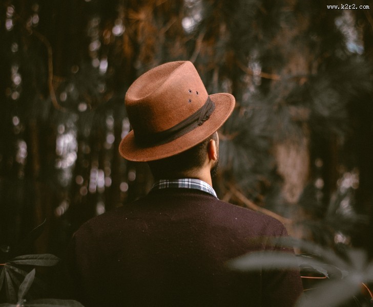 戴帽子的时尚青年图片