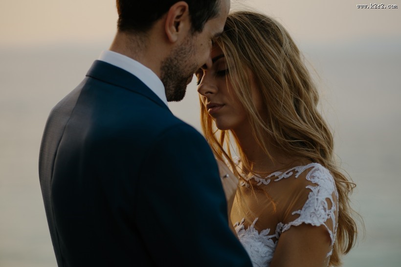 甜蜜的新郎新娘图片