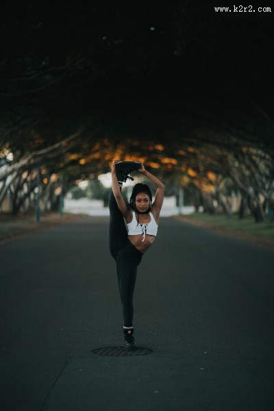 练习瑜伽的人图片