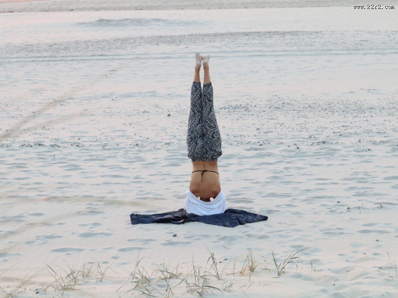 练习瑜伽的人图片