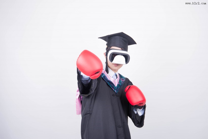 文武双全的大学毕业生训练拳击图片大全