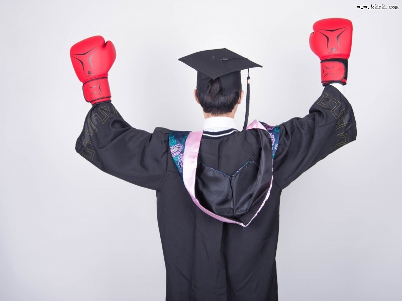 文武双全的大学毕业生训练拳击图片大全