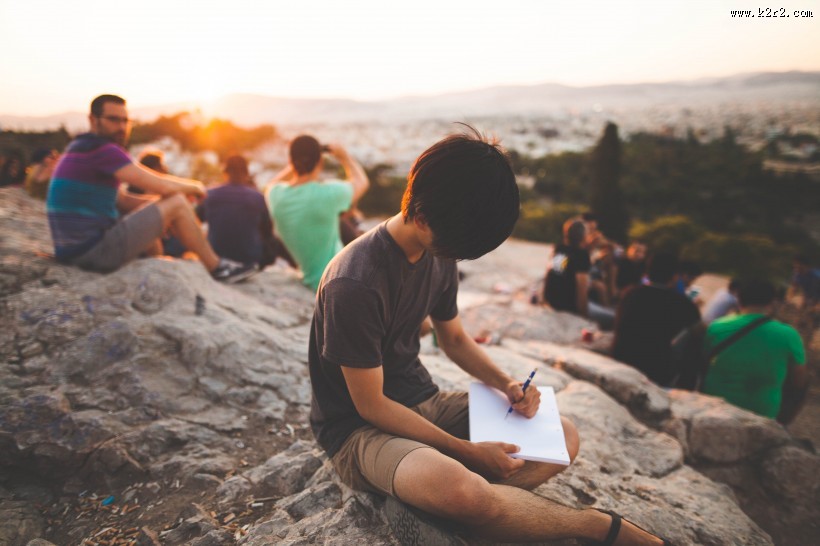 正在画画的画家图片