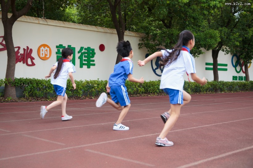 操场跑步的小学生图片大全