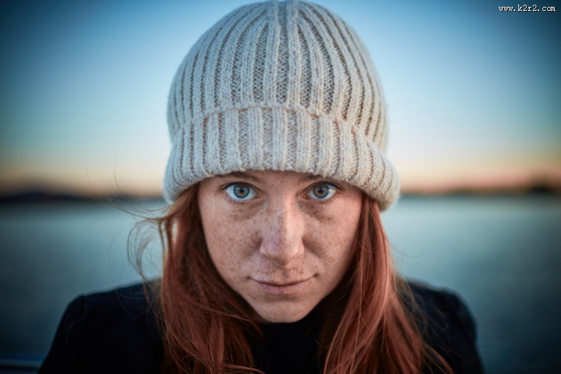 脸上有雀斑的女孩图片