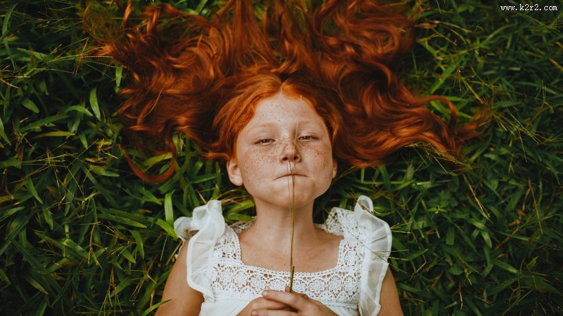 脸上有雀斑的女孩图片