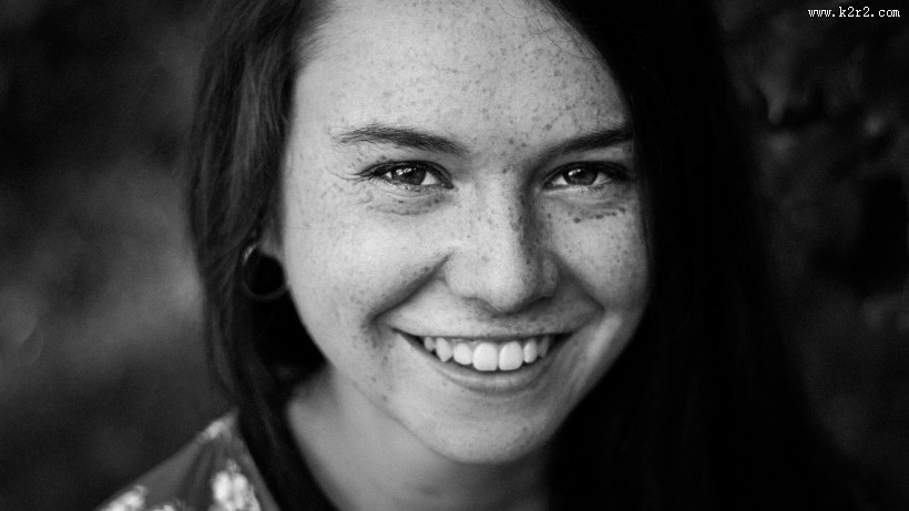 脸上有雀斑的女孩黑白图片