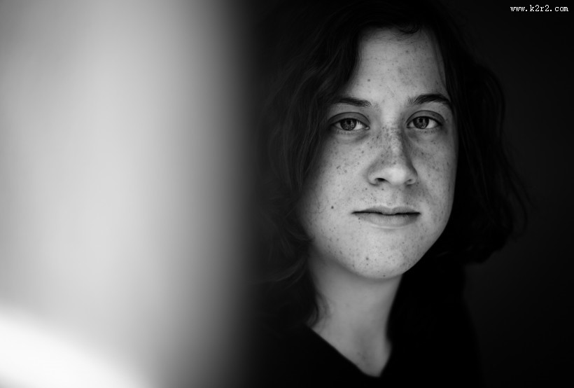 脸上有雀斑的女孩黑白图片