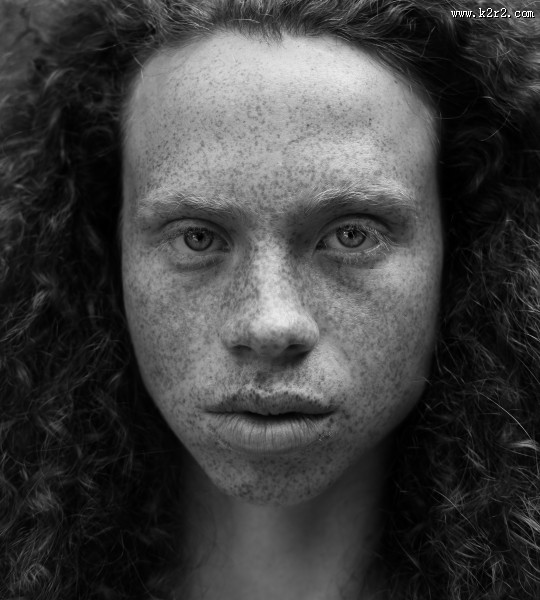 脸上有雀斑的女孩黑白图片