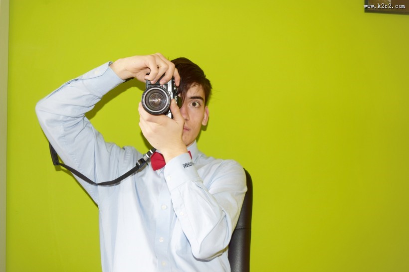 正在摄影的男子图片