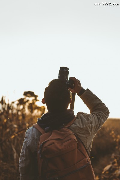 正在摄影的男子图片