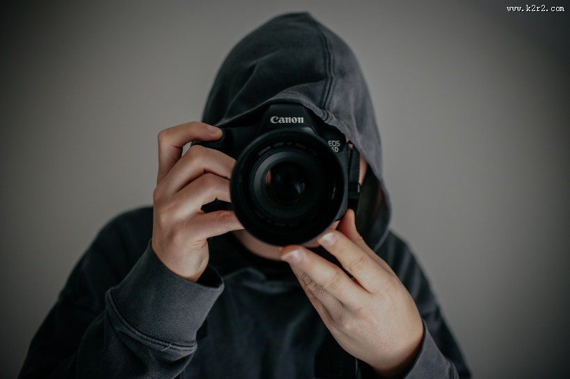 正在摄影的男子图片