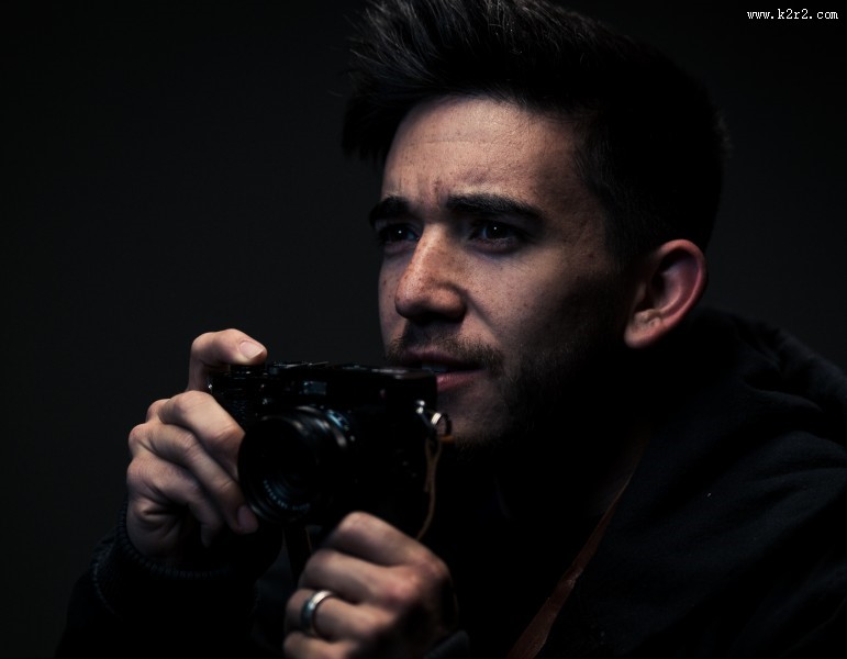 正在摄影的男子图片