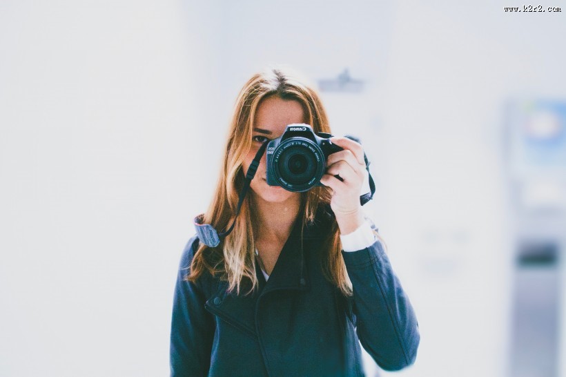 用相机拍摄的女孩图片