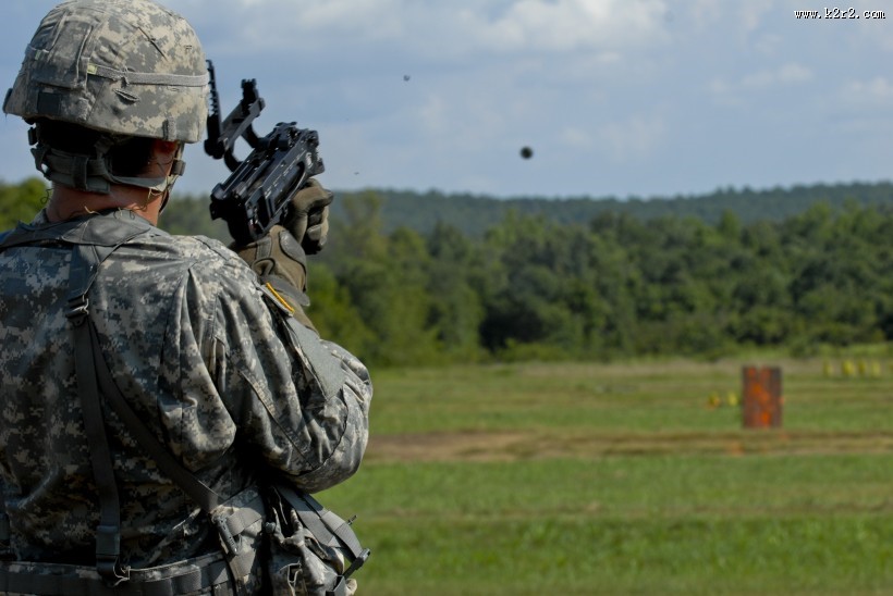 拿枪射击的士兵图片