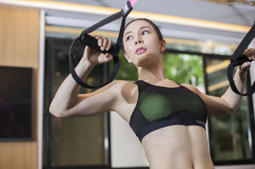 健身房里健身的女人图片