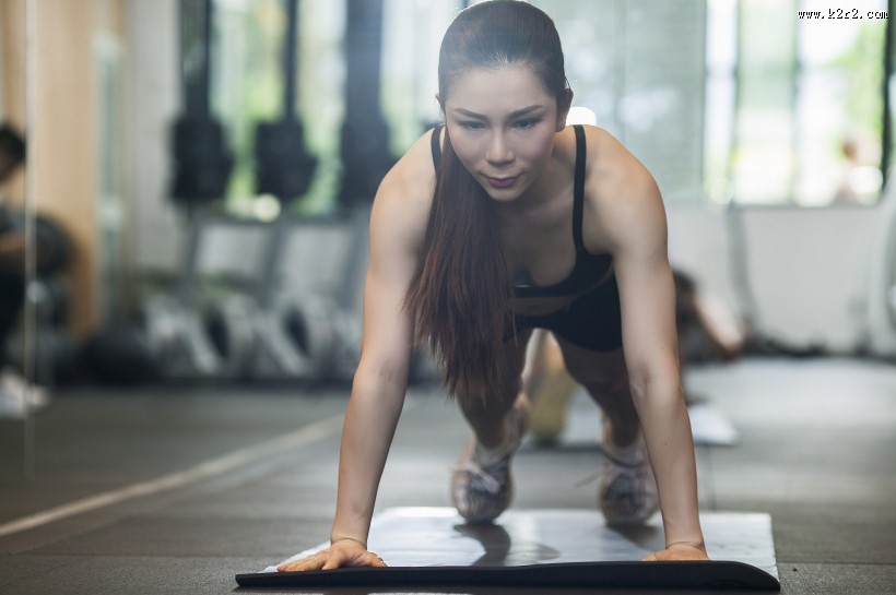 健身房里健身的女人图片