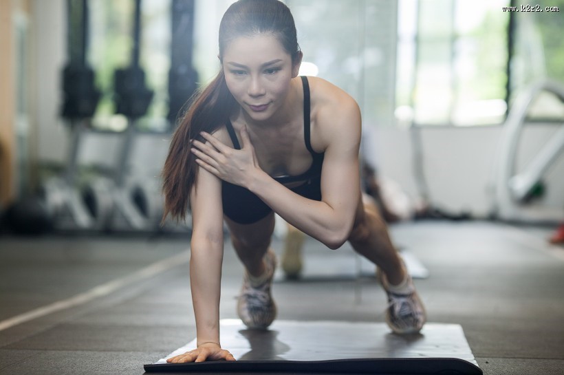 健身房里健身的女人图片