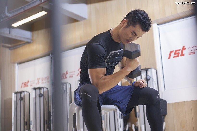 在健身房里健身的男人图片