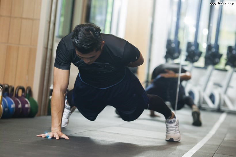 在健身房里健身的男人图片
